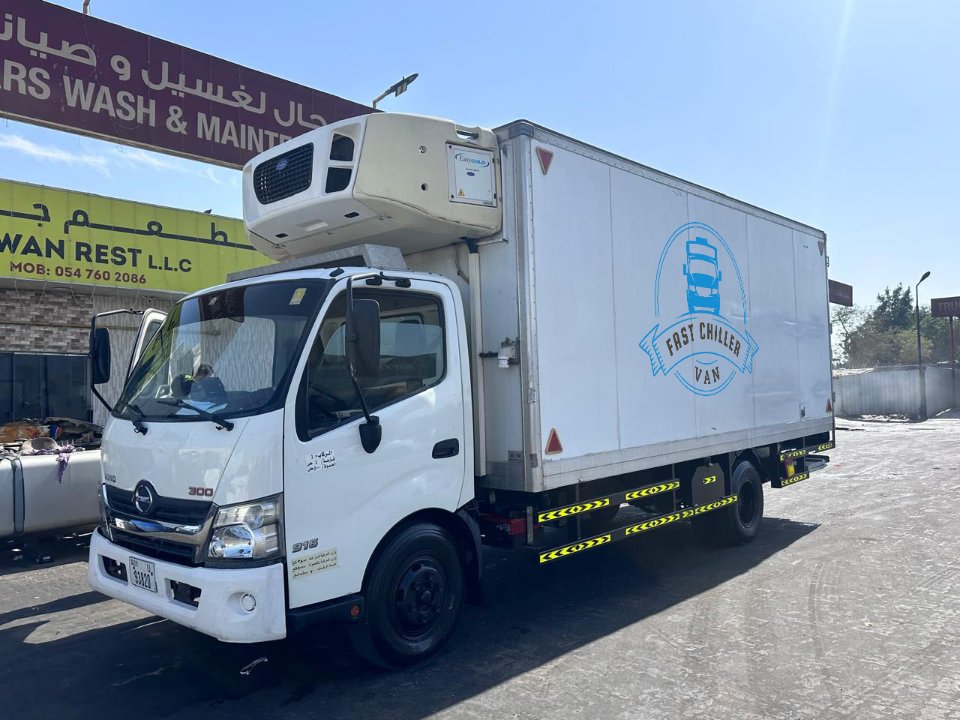 White chiller truck with insulated box body and roof-mounted cooling unit operating in Dubai and Abu Dhabi